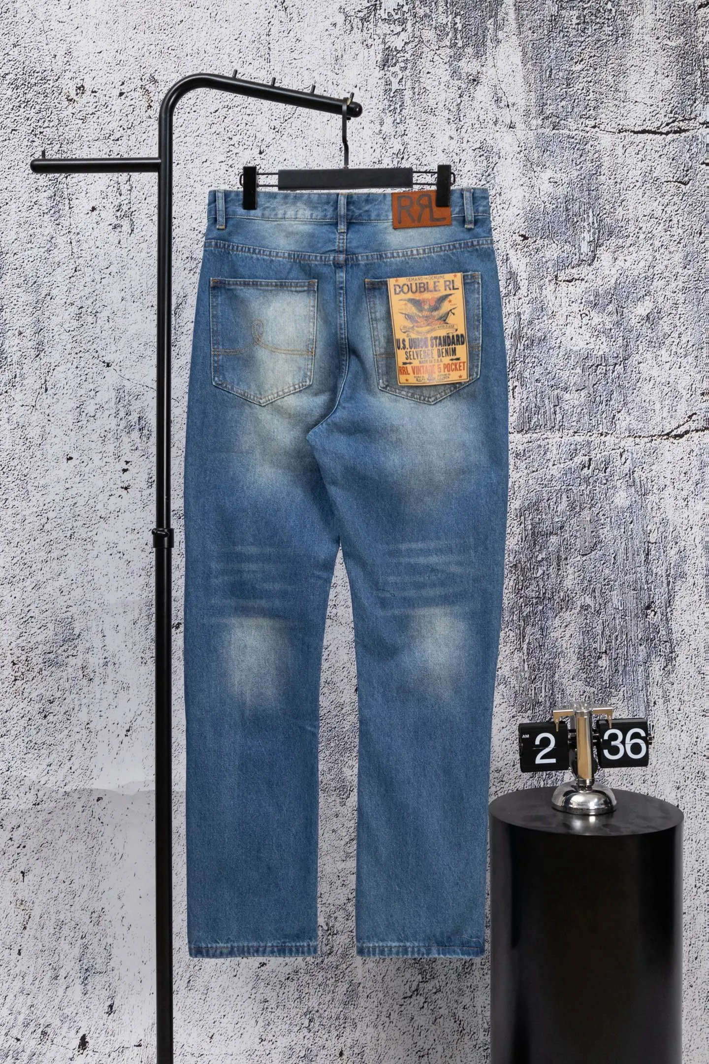 P230 Ralph Lauren 2026RRL retro ripped jeans, American retro essentials, classic loose fit: 13.75oz Japanese selvage denim, made in the United States, 100% cotton, perfect texture! Durable and non-shrinking: Mechanical pre-shrunk finishing® technology, still fit after long-term wear, retro wash has a more timeless taste ~ Size: 28--34 Color: Denim blue